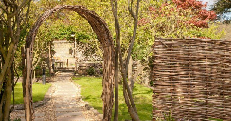 How to Choose and Use Your Wicker Arch